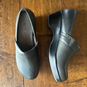 JBU Women’s Cordoba Black Leather Professional Clogs